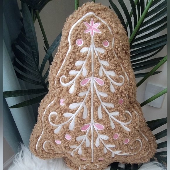 ❄️🌲NWT Cupcakes and Cashmere Gingerbread Pillow - Pink and White Set of 3 🌲 ❄️ - Picture 4 of 8